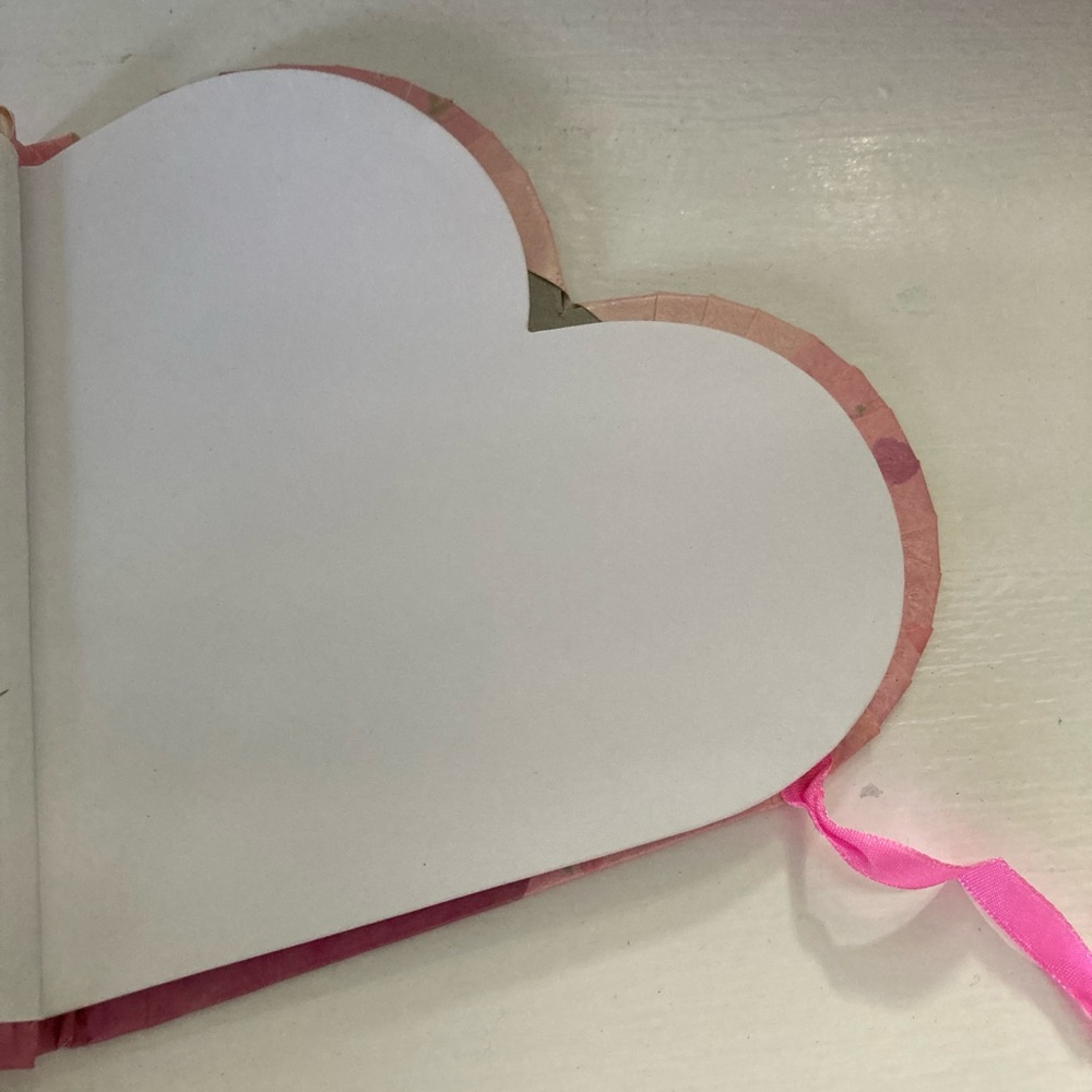 Never used heart shape blank page notebook - Picture 4 of 4